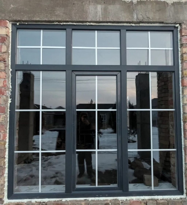Пластиковое окно темно-серого цвета, оснащенное белой декоративной Бишкек - изображение 1