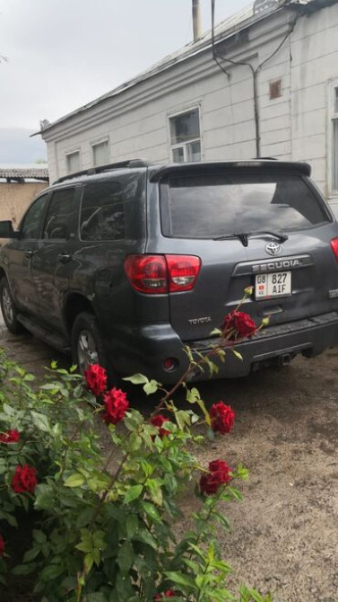 Сдаю в Аренда джипы Тойота секвойя 3 шт только с шафёром Бишкек - изображение 1