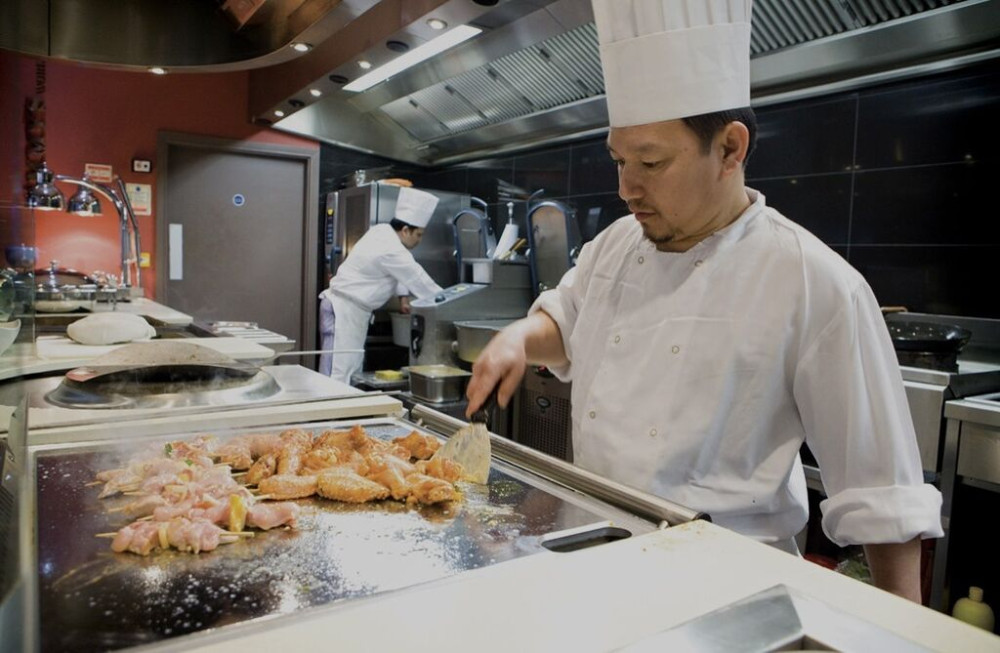 Срочно срочно ТРЕБУЕТСЯ ПОВАР ДЛЯ СТРОИТЕЛЕЙ С ОПЫТОМ РАБОТЫ. Работа Bishkek - photo 1