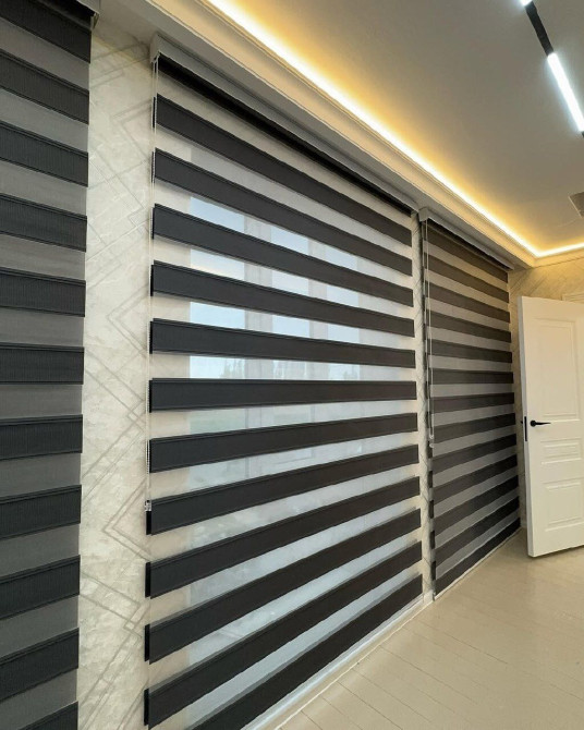 Рулонные шторы "День-Ночь" с чередующимися полосами тёмно-серого и Бишкек - изображение 1