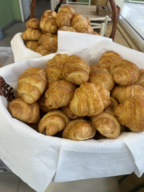 Требуется продавец кассир в пекарню график 5/2 или 2/2 смена с 7.00 Бишкек - изображение 1