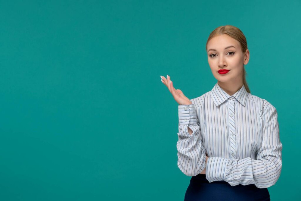 Требуется в мебельный магазин реализатор девушка. (ТЦ ТААТАН) Бишкек - изображение 1