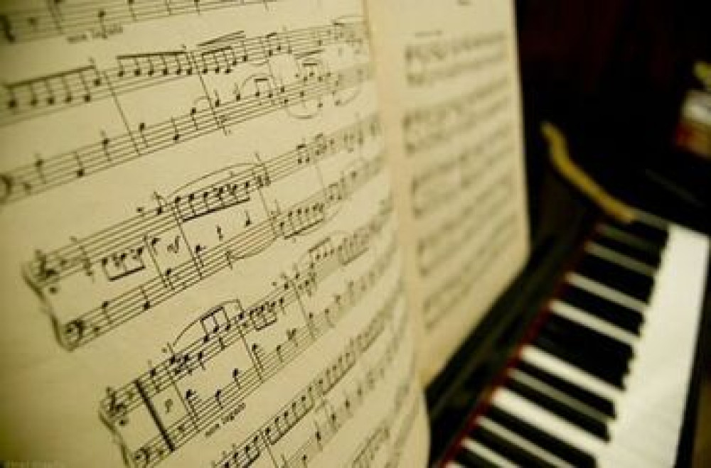 Уроки игры на фортепиано С выездом на дом, Офлайн, Онлайн, дистанционное Бишкек - изображение 1