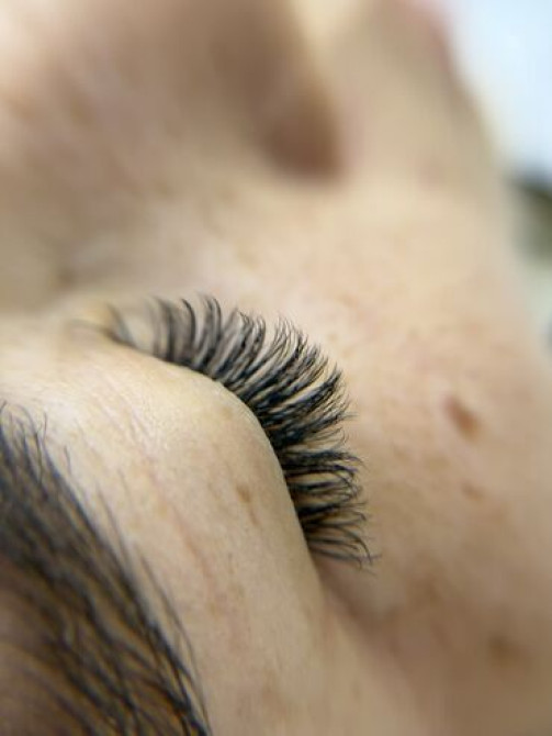 Услуга по наращиванию ресниц, предлагающая создание длинных, объемных Bishkek - photo 1