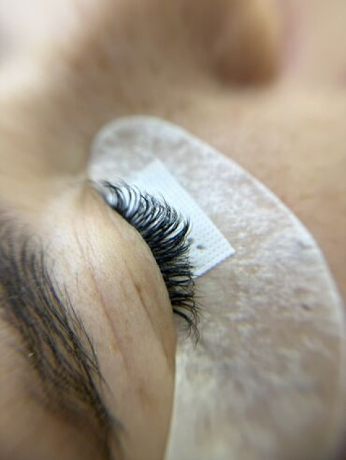 Услуга по наращиванию ресниц, предлагающая создание длинных, объемных Bishkek - photo 3