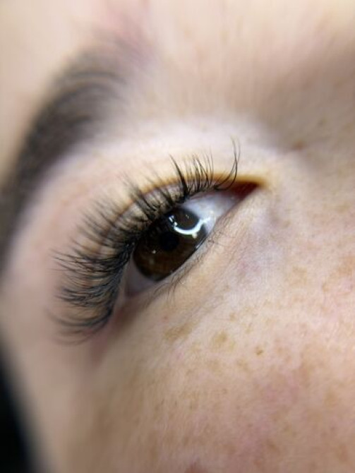 Услуга по наращиванию ресниц, предлагающая создание длинных, объемных Bishkek - photo 2