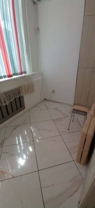 Сдаю одно место столик для маникюра в кабинете со своими Бишкек - изображение 1